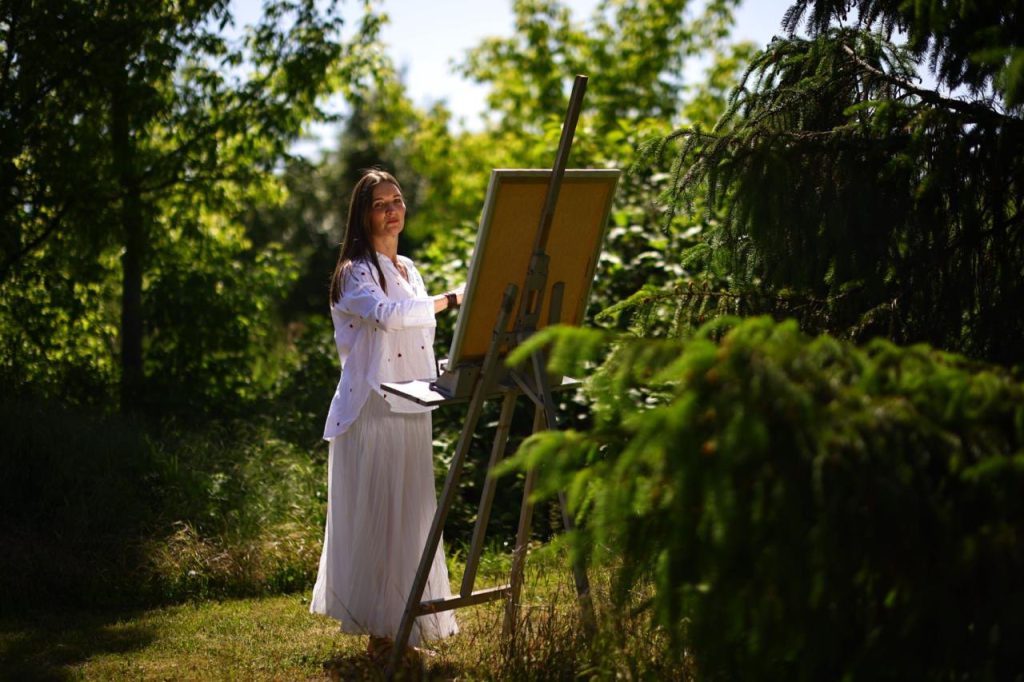 Elena Wuest at the easel in the garden